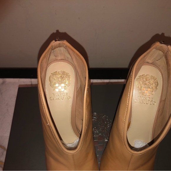 Vince Camuto open toe, top slit, back gold zip; very nice, sexy and classy; - Picture 8 of 12